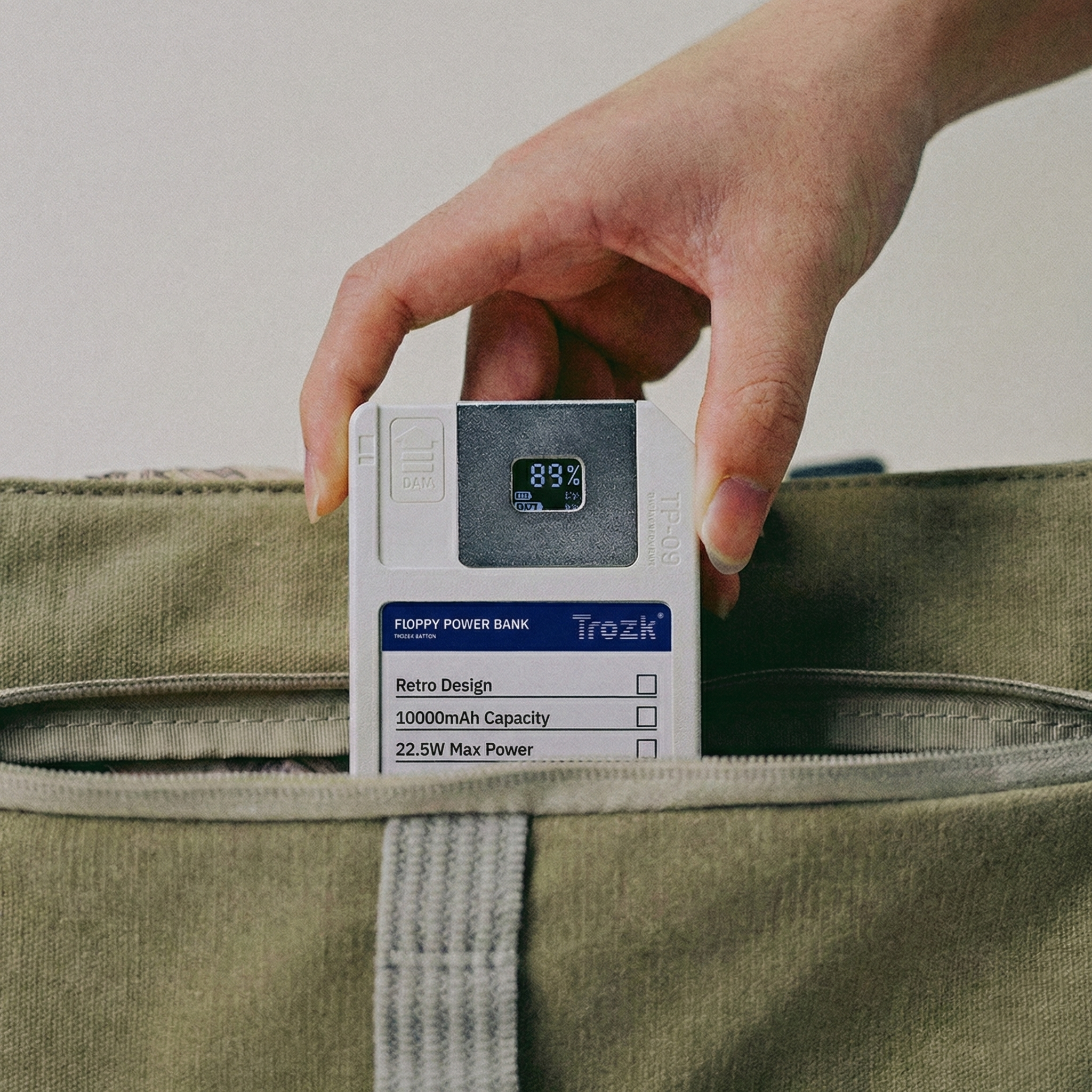 Retro Floppy Disk Power Bank - 10000mAh with Magnetic Attachment & 64Go Storage